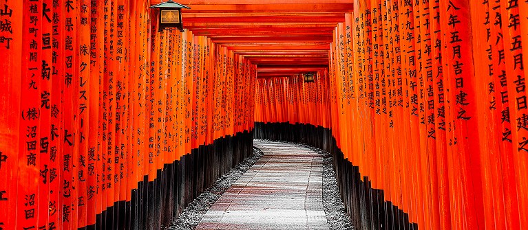 Between Landscapes and Traditions of Japan